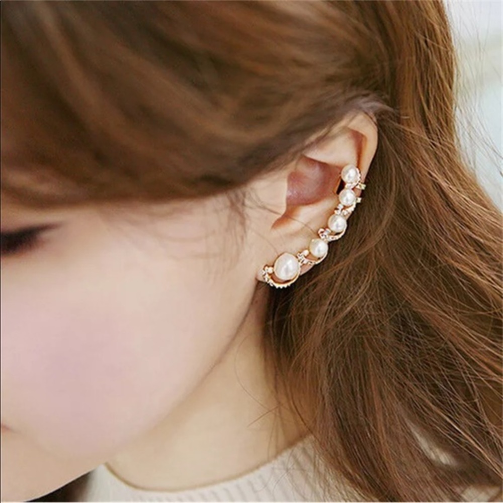✨PEARL AND CRYSTALS EAR CUFF SET IN GOLD✨NEW✨‎